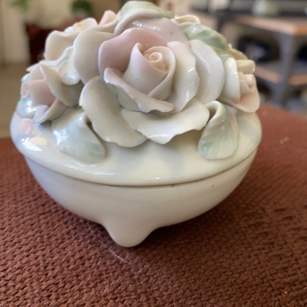 Ceramic trinket box